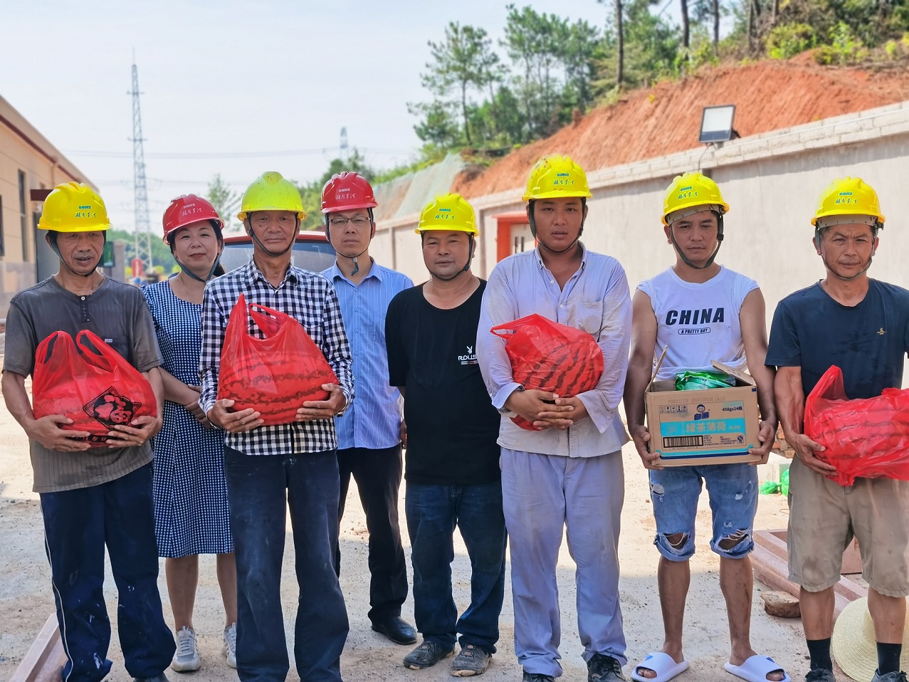 爸妈的辛苦我知道——农民工子女体验高温下父母工地生活 - 特写 - 劳动午报（京工网）--首都职工的网上家园--劳动午报