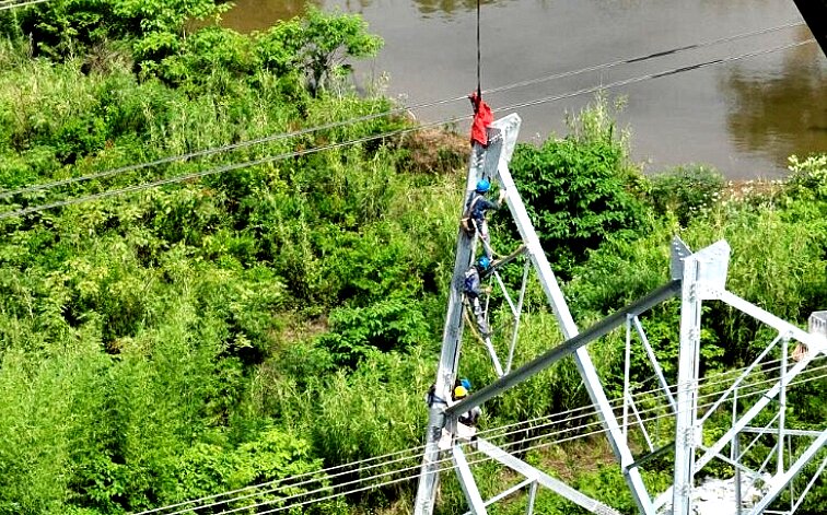 船鹤线500千伏输电线路工程施工现场